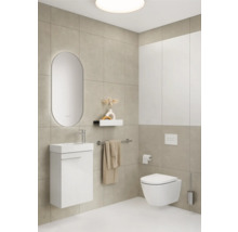 Salle de bain moderne avec lavabo, miroir, toilette et accessoires