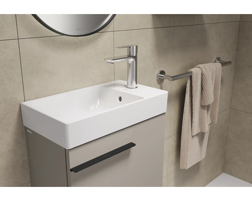 Meuble-lavabo de salle de bains avec porte-serviettes et robinetterie