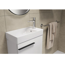 Meuble sous-vasque avec lavabo, robinet et porte-serviettes dans la salle de bain
