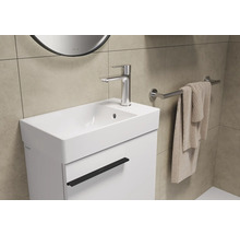 Combinaison de lavabo avec robinet, serviette et porte-serviette dans la salle de bain