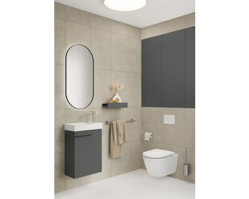 Salle de bains avec meuble-lavabo, miroir, toilettes et étagère