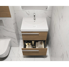 Salle de bain avec meuble sous-lavabo, tiroir ouvert et accessoires de salle de bain