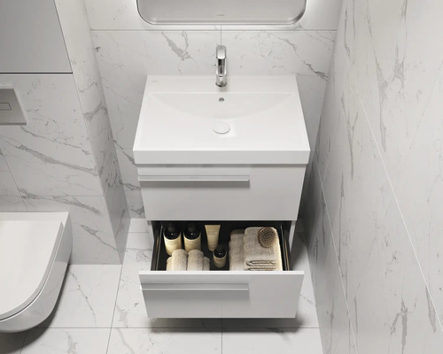 Meuble-lavabo de salle de bain avec tiroir ouvert, serviettes et produits de soin