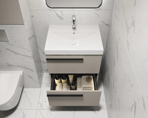 Meuble-lavabo de salle de bain avec tiroir ouvert, robinetterie et serviettes