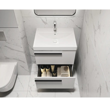 Salle de bains moderne avec meuble sous-lavabo, tiroir ouvert et robinetterie