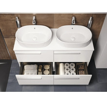 Doppelwaschtisch mit offenem Schubladensystem und Aufsatzwaschbecken im Badezimmer