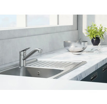 Küchenspüle mit Wasserhahn auf einer Arbeitsplatte