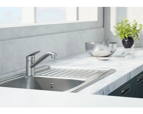 Küchenspüle mit Wasserhahn auf einer Arbeitsplatte