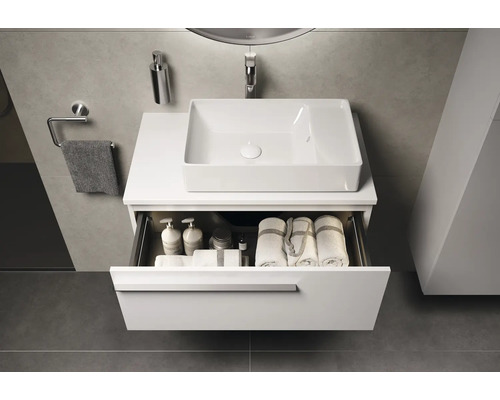 Salle de bains avec meuble-lavabo, lavabo à poser, tiroir et accessoires de salle de bains