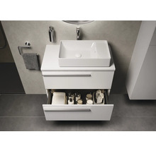 Meuble sous-lavabo de salle de bains avec tiroir ouvert pour serviettes et accessoires de bain