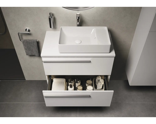 Meuble sous-lavabo de salle de bains avec tiroir ouvert pour serviettes et accessoires de bain