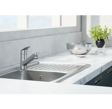 Küchenszene mit Spüle, Armatur und Dekoration