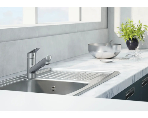 Küchenszene mit Spüle, Armatur und Dekoration