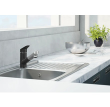 Robinet d'évier dans une cuisine moderne avec évier