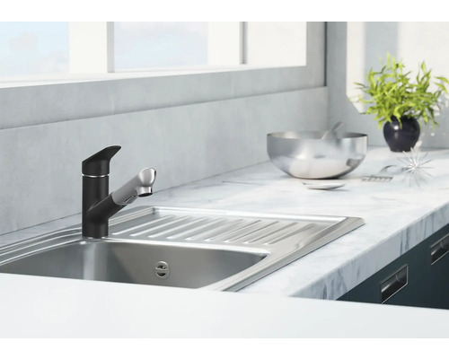 Robinet d'évier dans une cuisine moderne avec évier