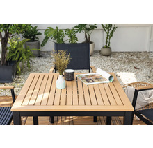Quadratischer Gartentisch mit Dekoration und Stühlen im Außenbereich.