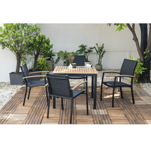 Gartensitzgruppe mit Holztisch und vier Stühlen auf einer Holzterrasse