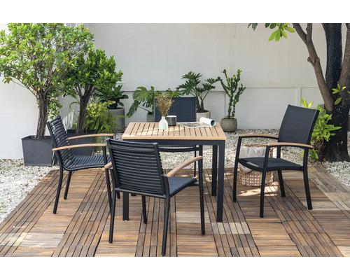 Gartensitzgruppe mit Holztisch und vier Stühlen auf einer Holzterrasse