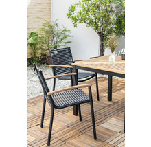 Gartenszene mit Gartentisch und Gartenstühlen auf einer Holzterrasse