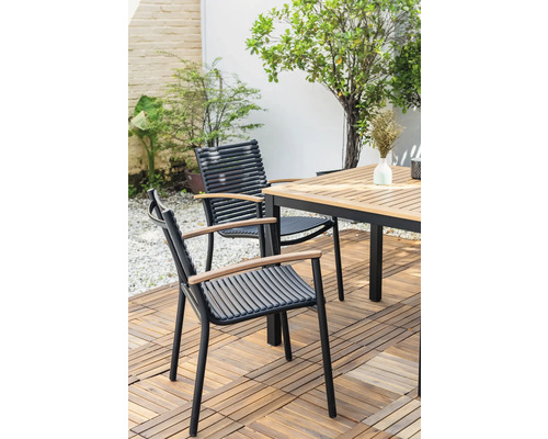 Gartenszene mit Gartentisch und Gartenstühlen auf einer Holzterrasse