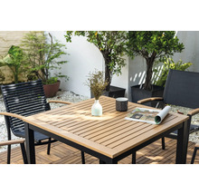Gartenszene mit Tisch und Stühlen auf einer Terrasse