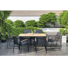Gartenszene mit Gartentisch und Stühlen auf Terrasse, umgeben von Pflanzen