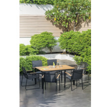 Gartenszene mit einem Esstisch und Stühlen umgeben von üppigem Grün