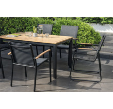 Gartentisch mit Stühlen auf einer Terrasse
