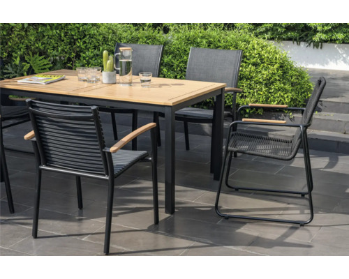 Gartentisch mit Stühlen auf einer Terrasse