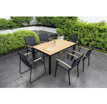 Gartenszene mit Esstisch und Stühlen für den Aussenbereich.