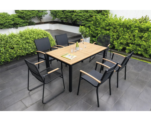 Gartenszene mit Esstisch und Stühlen für den Aussenbereich.