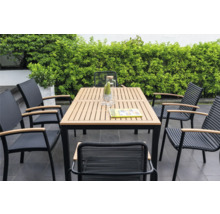 Gartensitzgruppe mit Tisch und Stühlen auf einer Terrasse