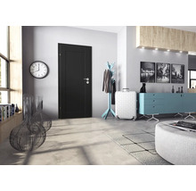 Innenraum mit schwarzer Innentür, Uhr und dekorativen Elementen