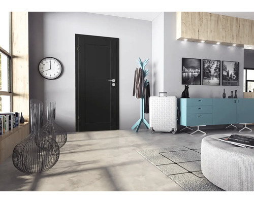 Innenraum mit schwarzer Innentür, Uhr und dekorativen Elementen