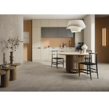 Heller Küchenraum mit Küchenzeile, Esstisch und Stühlen