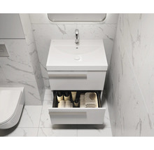 Badezimmer mit Waschbeckenunterschrank, offenem Schubfach, Armatur und Spiegel