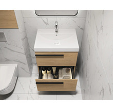 Badezimmer mit Waschbeckenunterschrank, offenem Schubfach, Armatur und Spiegel