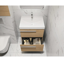 Badezimmer mit Waschbeckenunterschrank, Armatur und offenem Schubfach