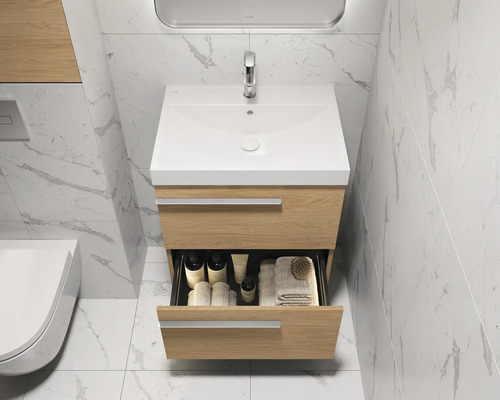 Badezimmer mit Waschbeckenunterschrank, Armatur und offenem Schubfach