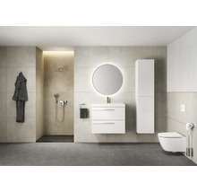 Helles Badezimmer mit Dusche, Waschbeckenunterschrank, Spiegel, Hochschrank und Toilette.