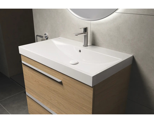 Meuble sous-vasque avec lavabo et robinet dans la salle de bain