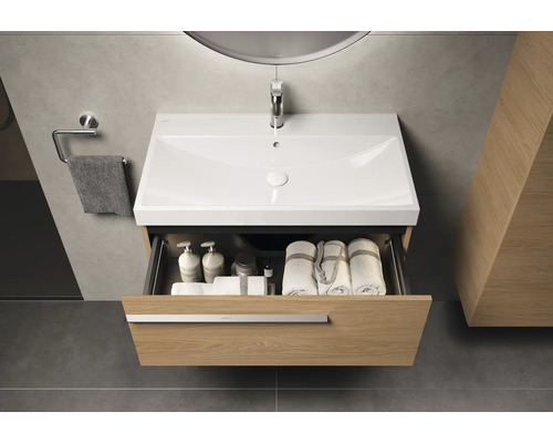 Meuble-lavabo avec tiroir ouvert dans une salle de bain moderne