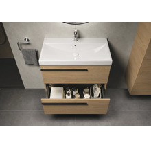 Meuble-lavabo de salle de bain avec tiroir ouvert et accessoires de salle de bain