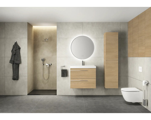 Salle de bains moderne avec douche, lavabo, miroir, toilettes et armoire