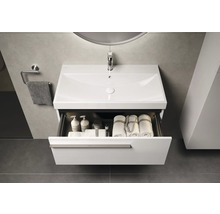 Waschtischunterschrank mit offenem Schubfach, Handtüchern und Pflegeprodukten im Badezimmer