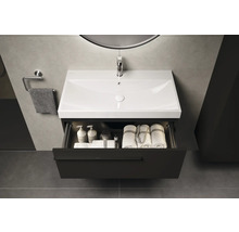 Modernes Badezimmer mit Waschbecken, Unterschrank mit Auszug, Handtüchern und Pflegeprodukten