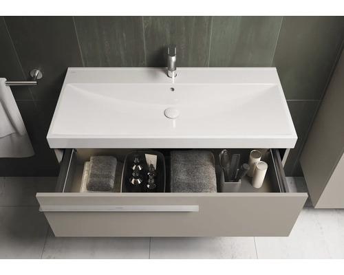 Badezimmer mit Waschtischunterschrank, offenem Auszug, Waschtisch, Armatur und Badutensilien