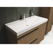 Meuble-lavabo avec armoire, robinetterie et distributeur de savon dans la salle de bains