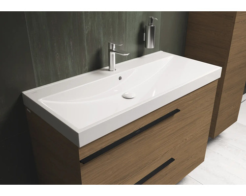 Meuble-lavabo avec armoire, robinetterie et distributeur de savon dans la salle de bains