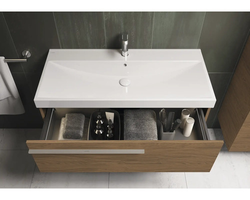 Meuble sous-lavabo avec tiroir ouvert dans la salle de bain
